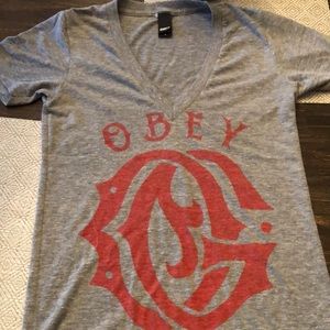 Obey vneck small